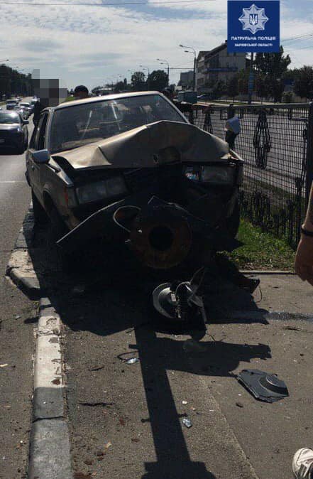 В Харькове водитель на Toyota сбил светофор (фото)