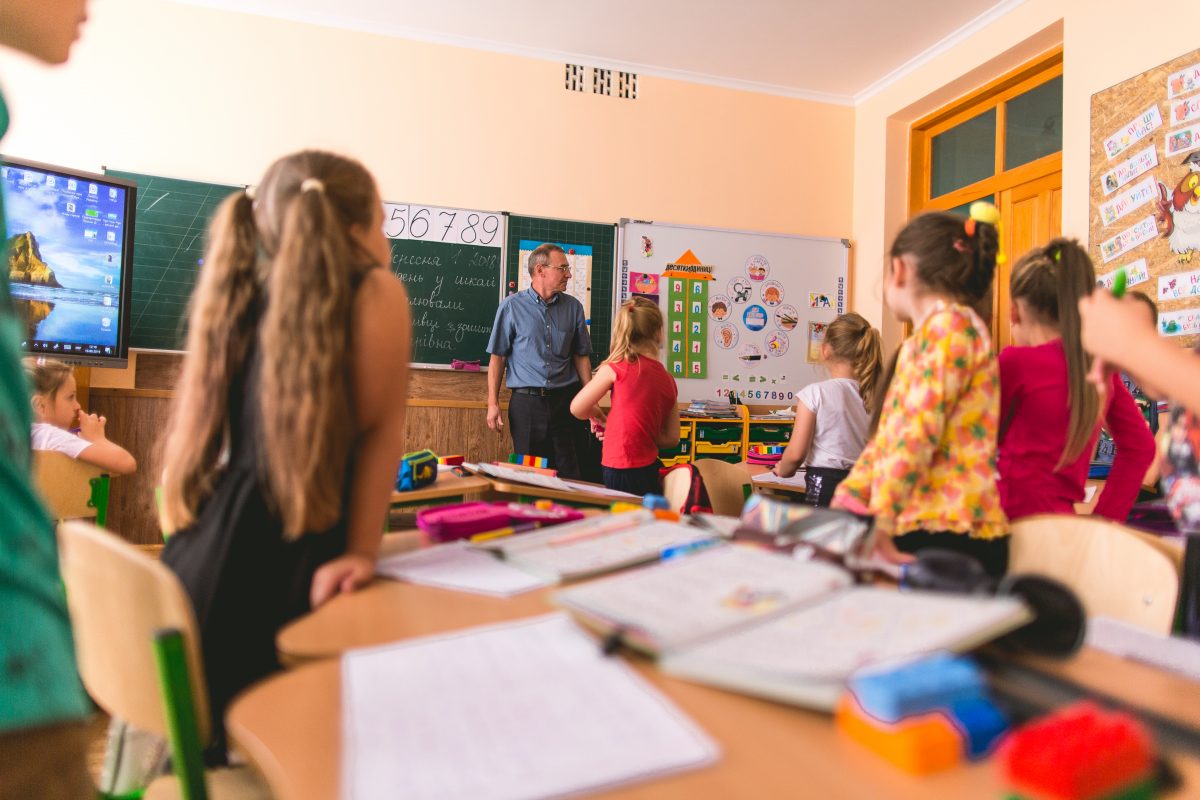 Безопасно ли детям вернуться в школы в условиях продолжающейся пандемии? Мнения разделились