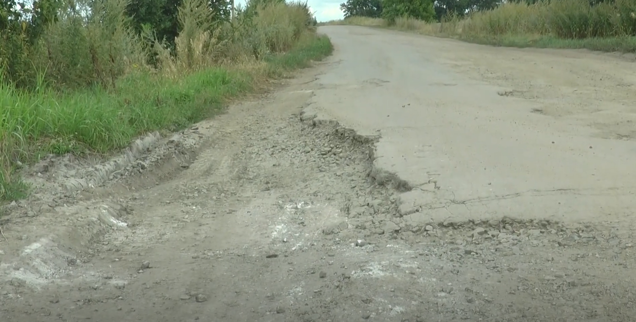 Розбита дорога на Харківщині, де встановили борд про завершення ремонту: куди подівся стенд (відео)