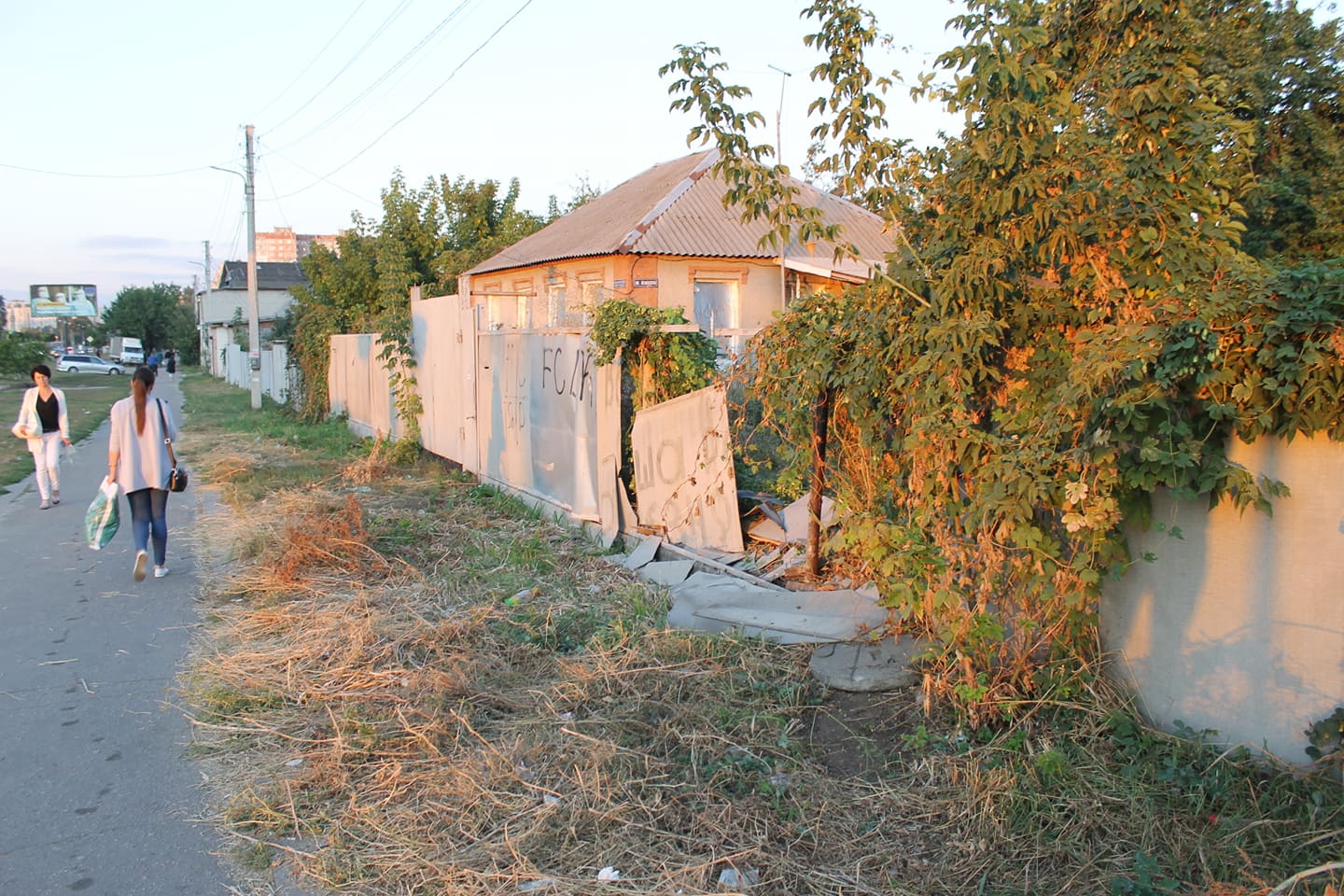 Біля метро Академіка Павлова легковик врізався в паркан (фото)