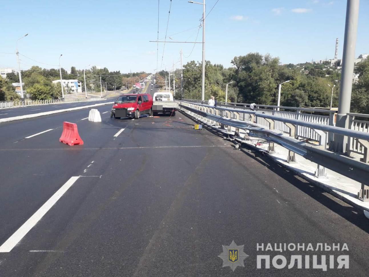 Пьяный водитель Mercedes сбил двух рабочих на Коммунальном мосту в Харькове (фото)