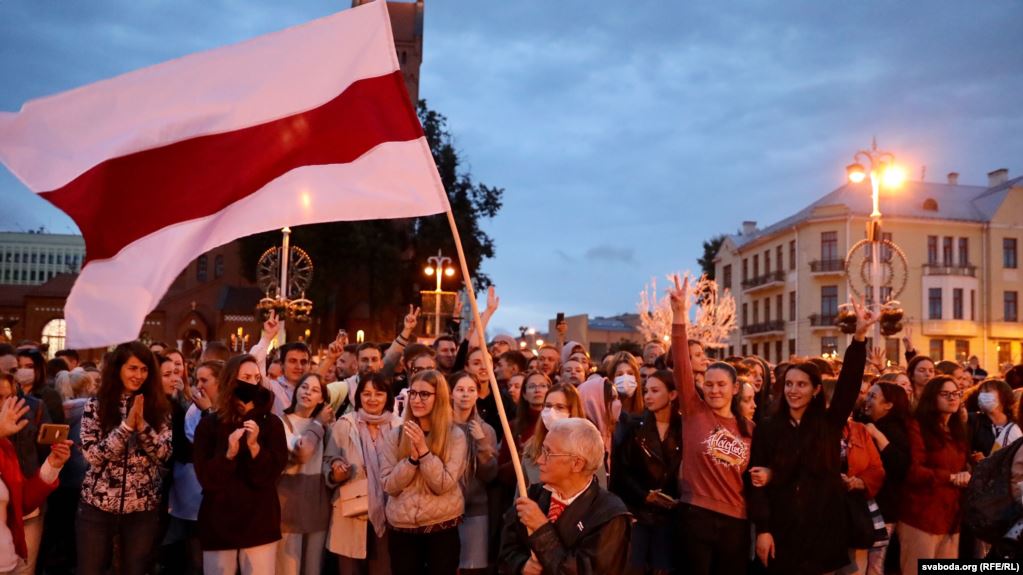 После разгона студентов на протесты в Беларуси вышли женщины (фото)