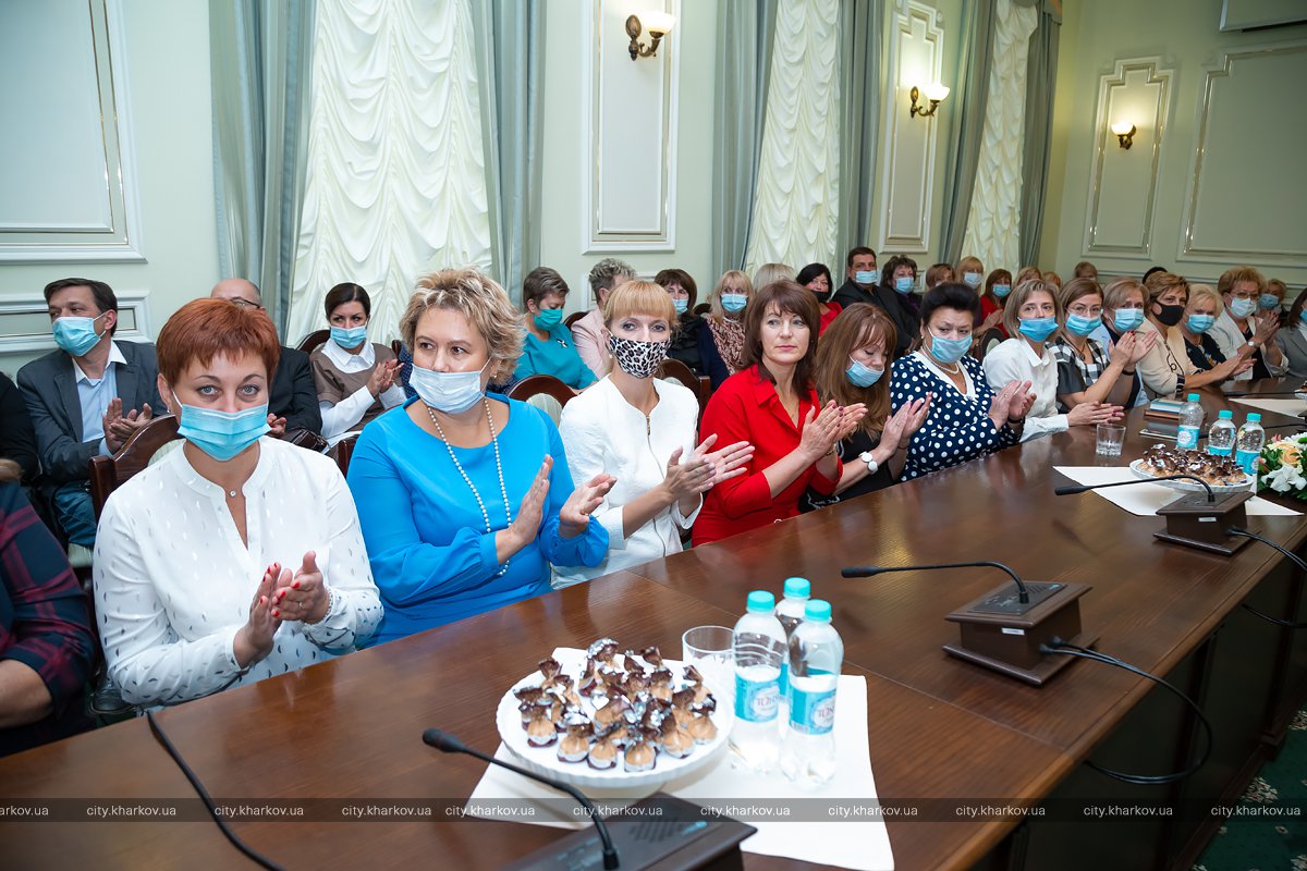 Накануне Дня учителя лучших педагогов Шевченковского района отметили городскими наградами