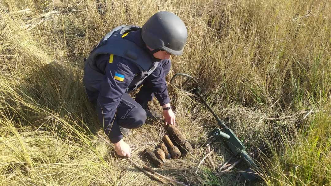 У Харківській області підривали артснаряди, міни та гранати (фото)