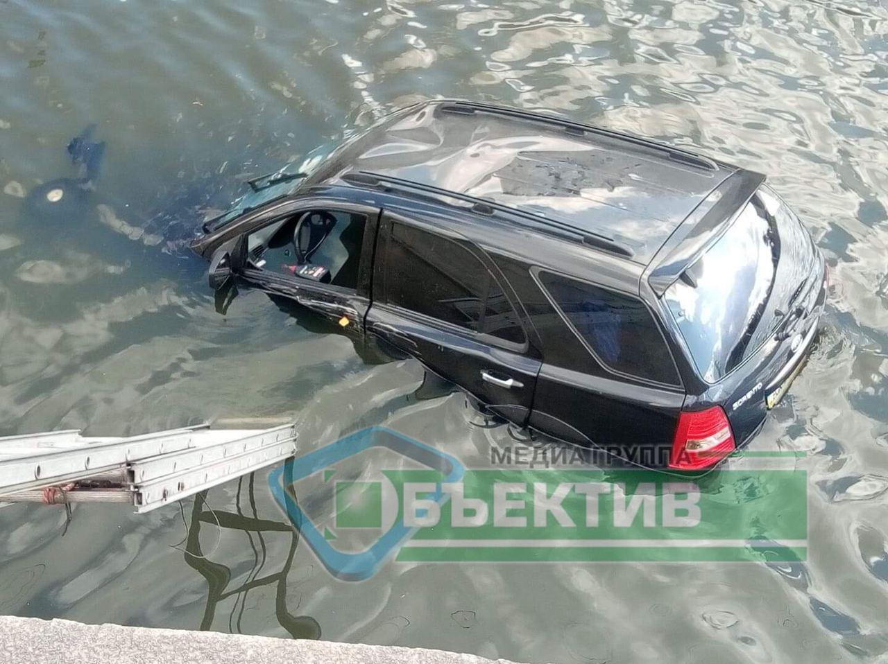 В Харькове автомобиль в результате ДТП упал в реку (видео, фото)