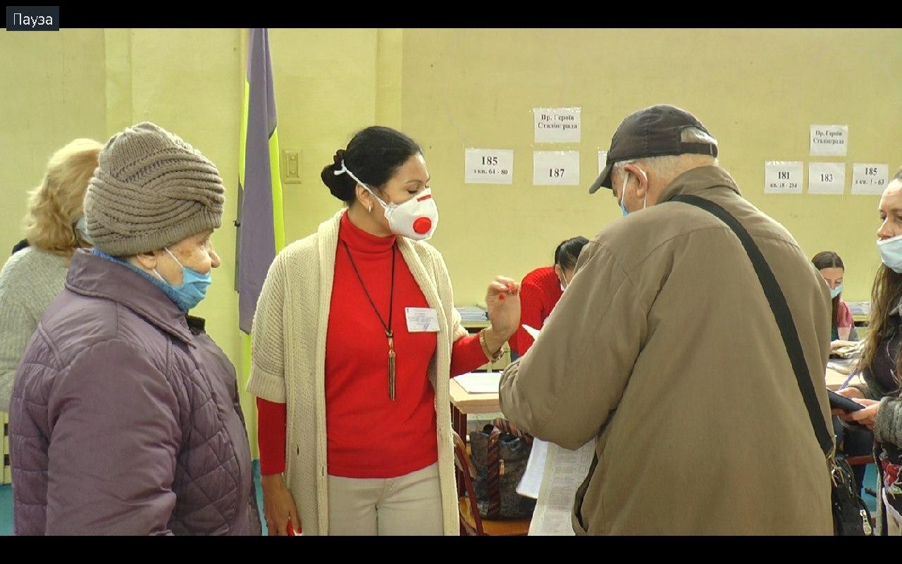 На одній з виборчих дільниць у Слобідському районі пенсіонерам не видали новий бюлетень замість зіпсованого ними ж