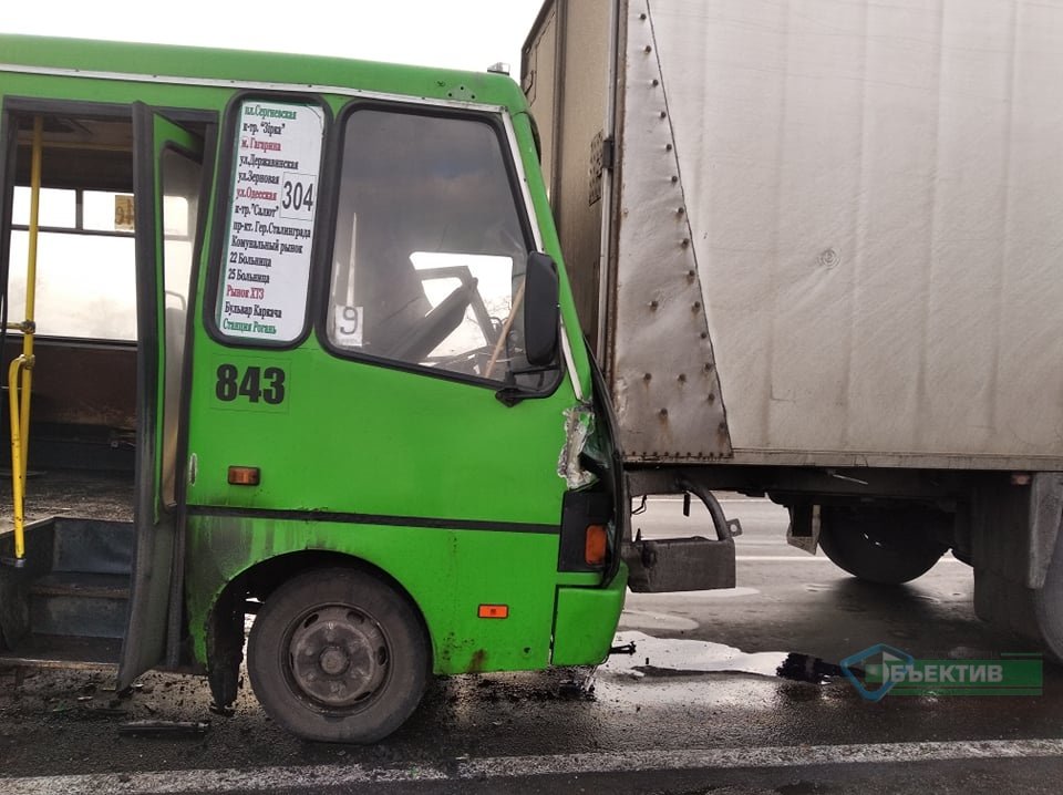 На трасі під Харковом – потрійна ДТП за участю пасажирського автобуса (фото)