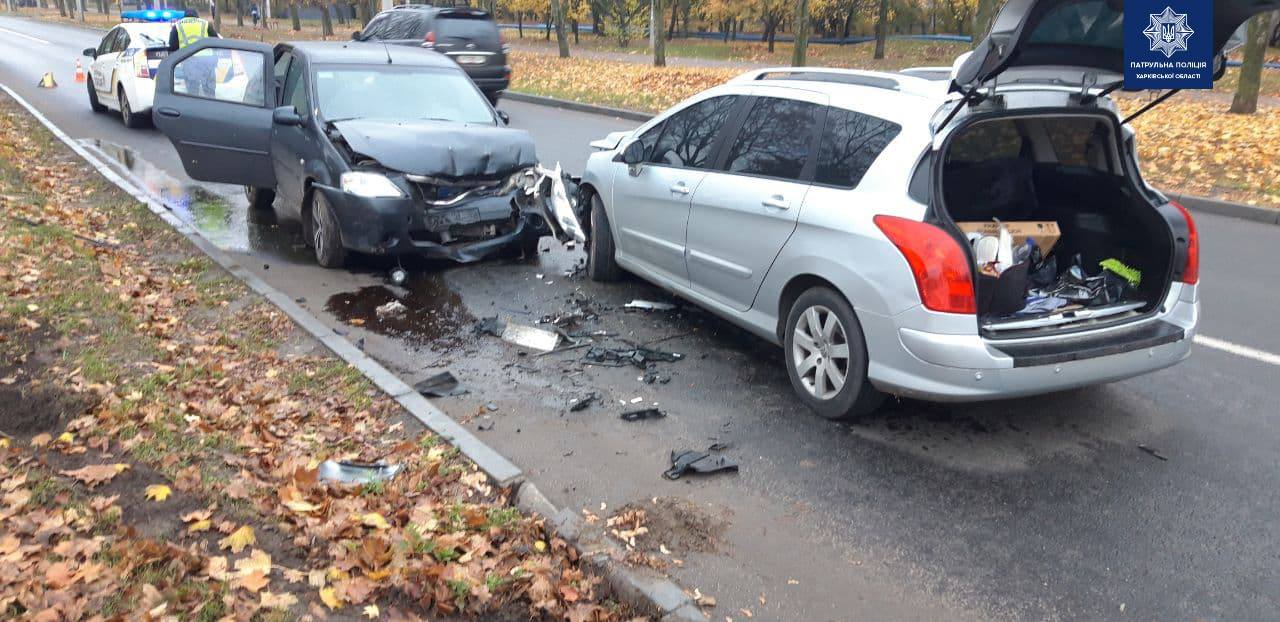 В Харькове водитель Paugeot выехал «на встречку» и столкнулся  с Dacia Logan (фото)