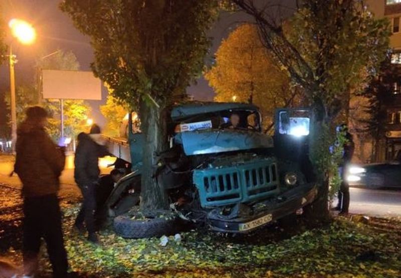 В Харькове пьяный водитель молоковоза протаранил три авто, пытался сбежать, но врезался в дерево (фото)