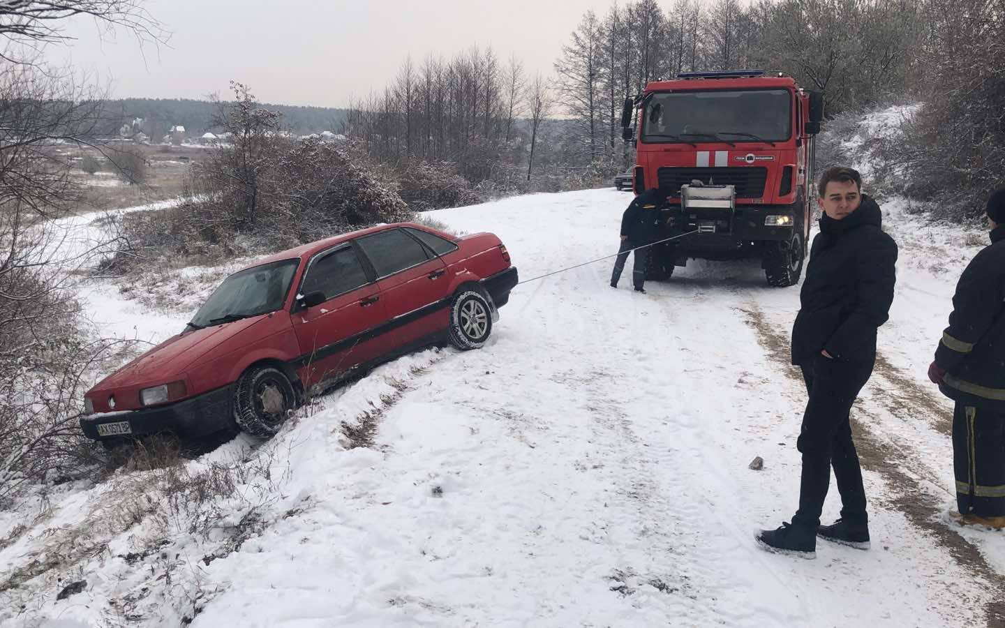 Неподалеку от Боровой спасатели вытащили автомобиль из кювета (фото)