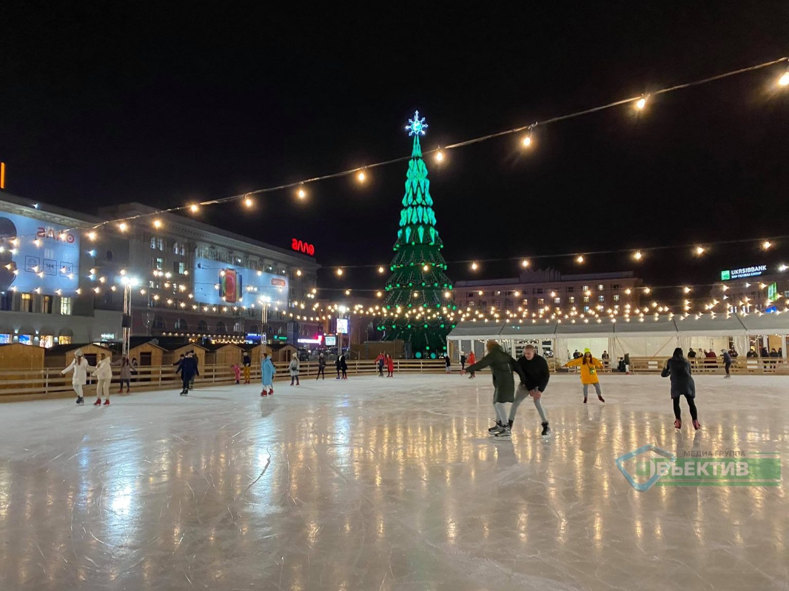 На площади Свободы открылся каток (фото, видео)