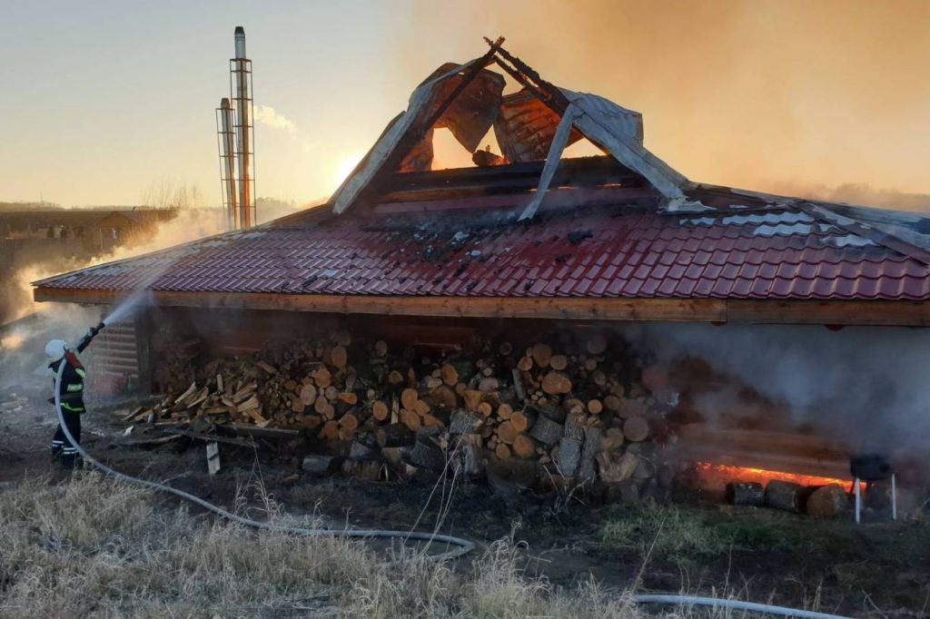 На Харьковщине  шесть с половиной часов тушили горевший деревянный дом (фото)