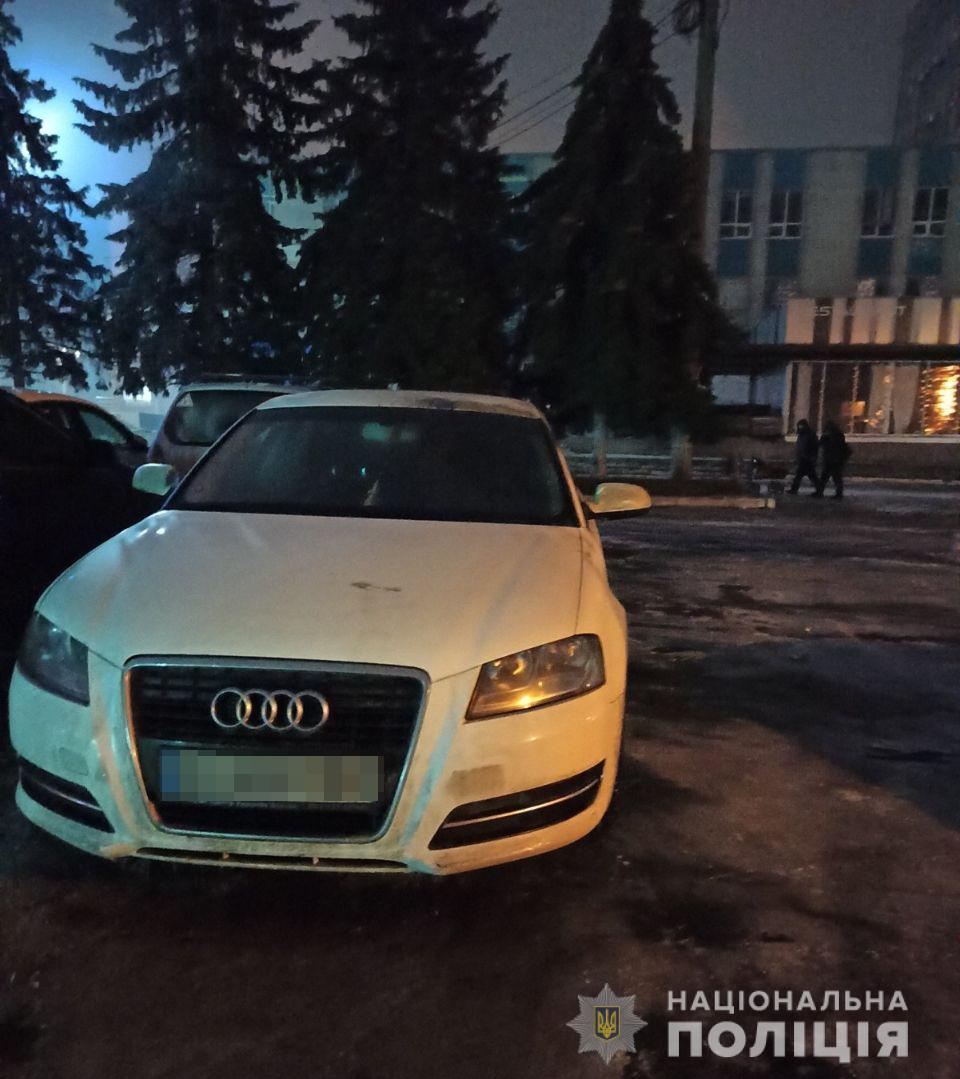 Возле клуба в Харькове подожгли Audi (фото)