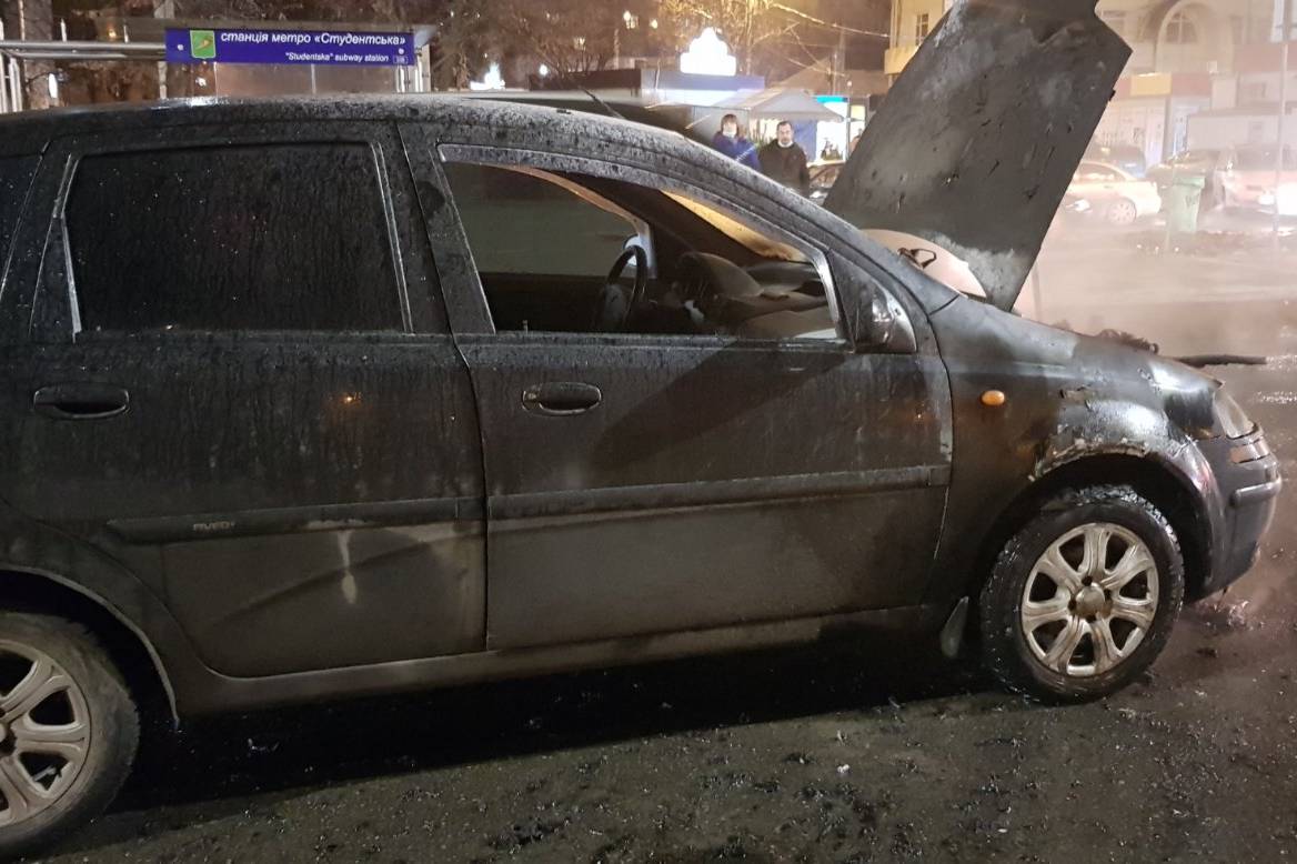 В Харькове во время движения загорелся автомобиль (фото)