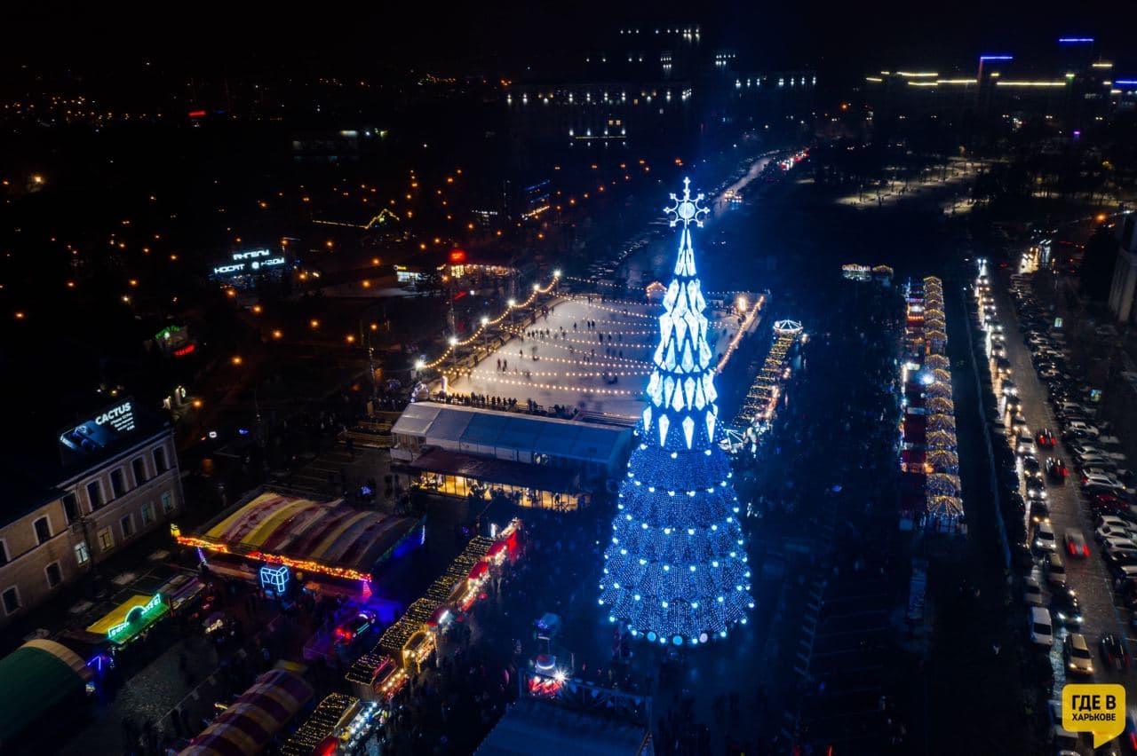 Вечерний новогодний городок на площади Свободы сфотографировали с высоты  (фото)