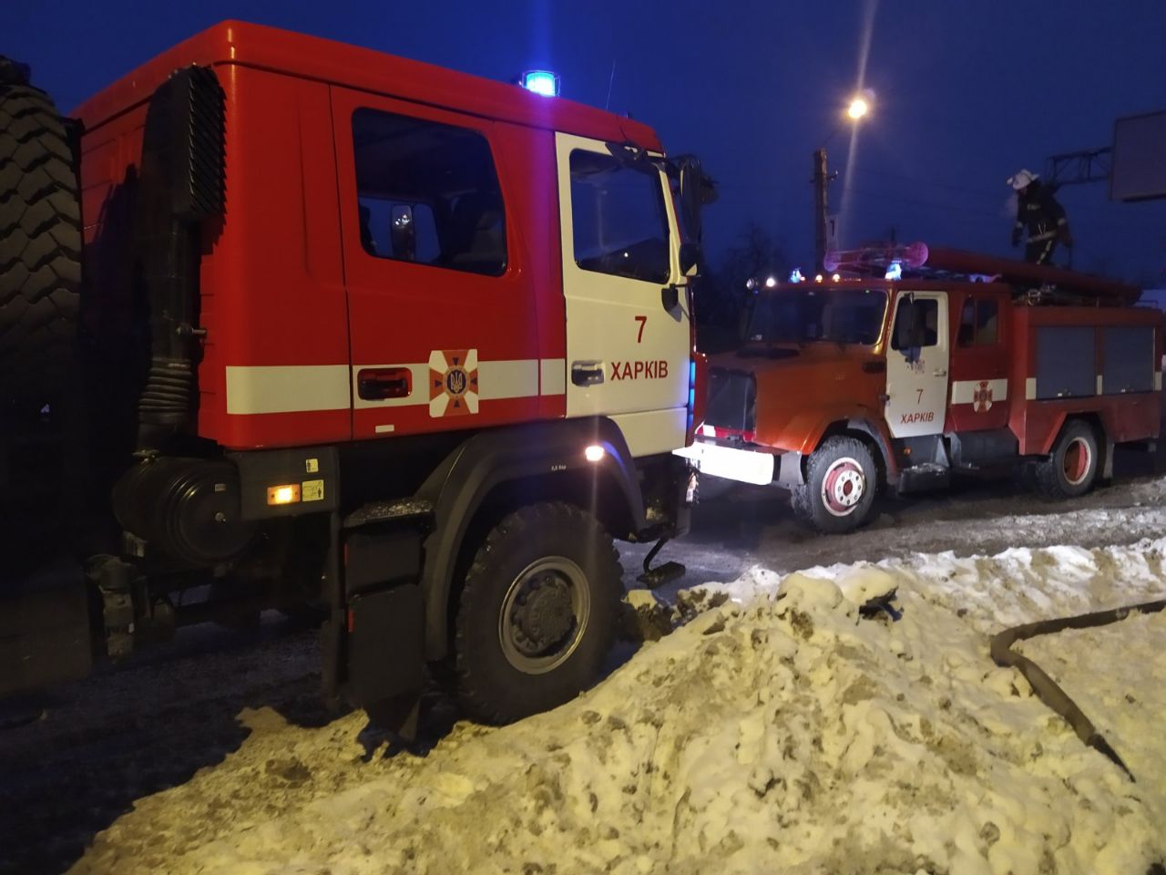 Спасатели нашли владельца горящего дома мертвым на диване (фото)