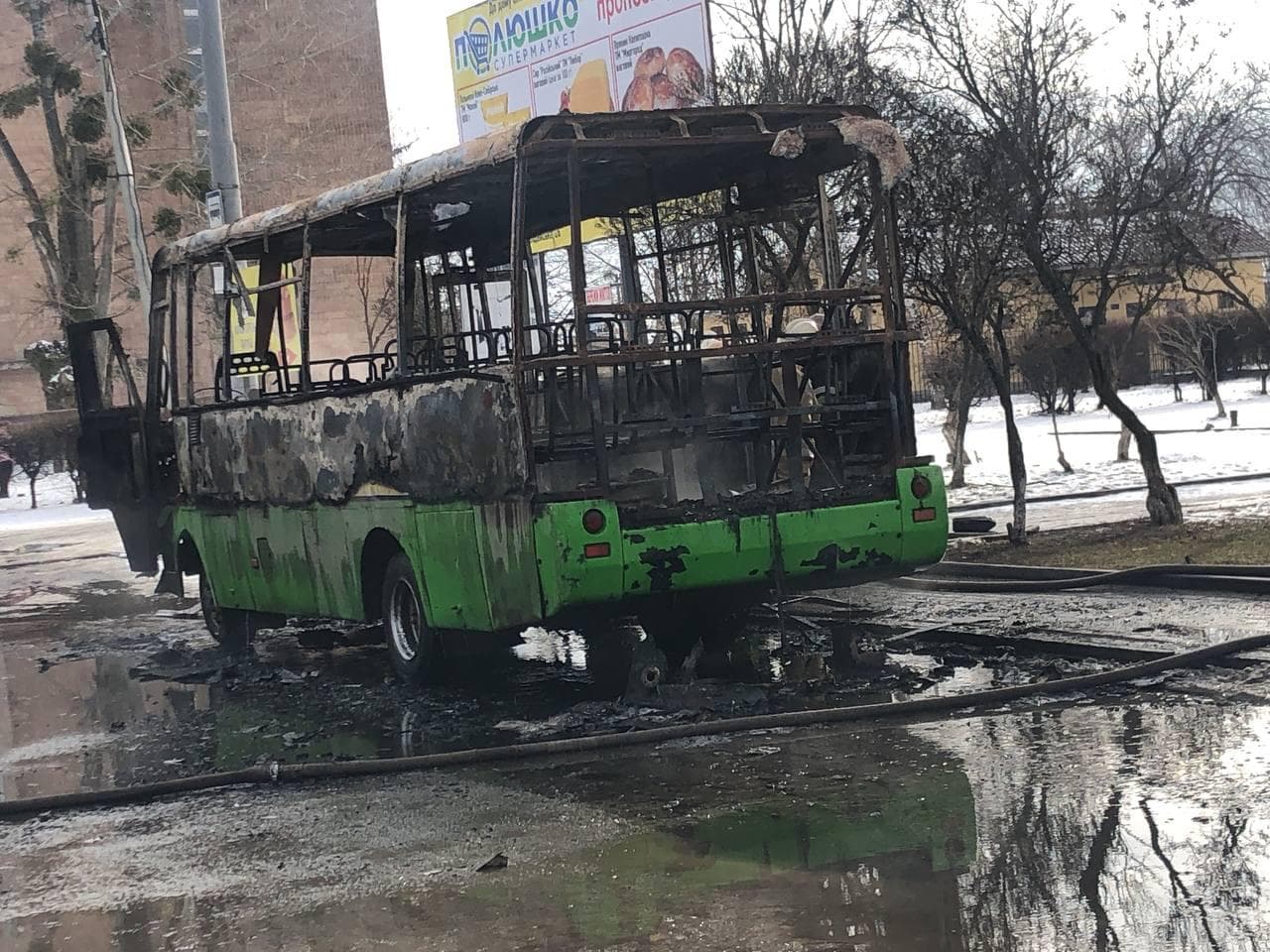 Автобус вспыхнул на остановке: полиция назвала предварительную причину возгорания (видео)