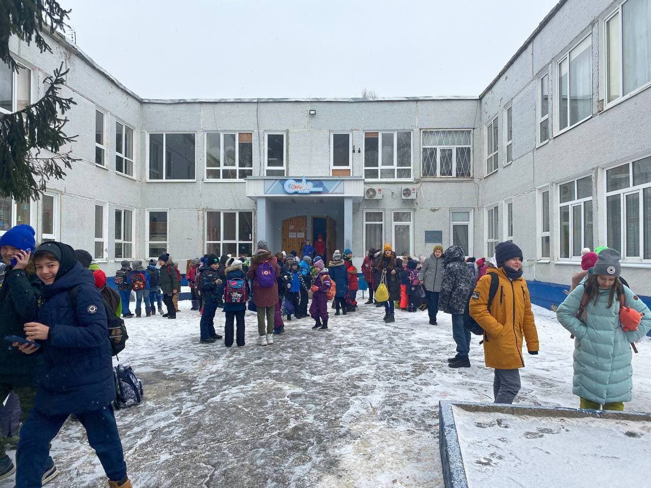 В Харькове заминировали два лицея и сервисный центр МВД (фото, видео)