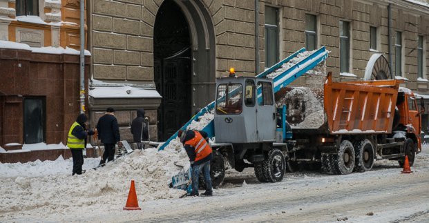 Дороги в Харькове расчищают от снега