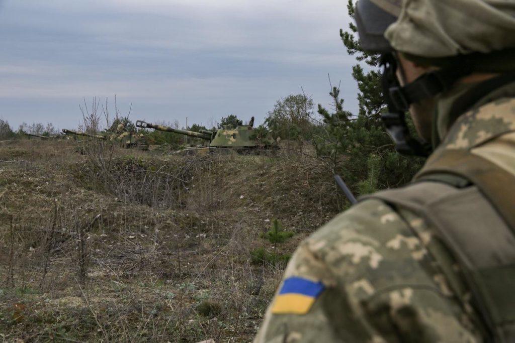 На Донбассе ранили украинского военного