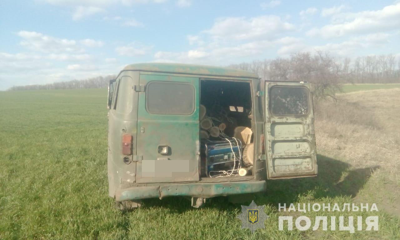 Два харьковчанина почти год рубили лес за городом (фото)