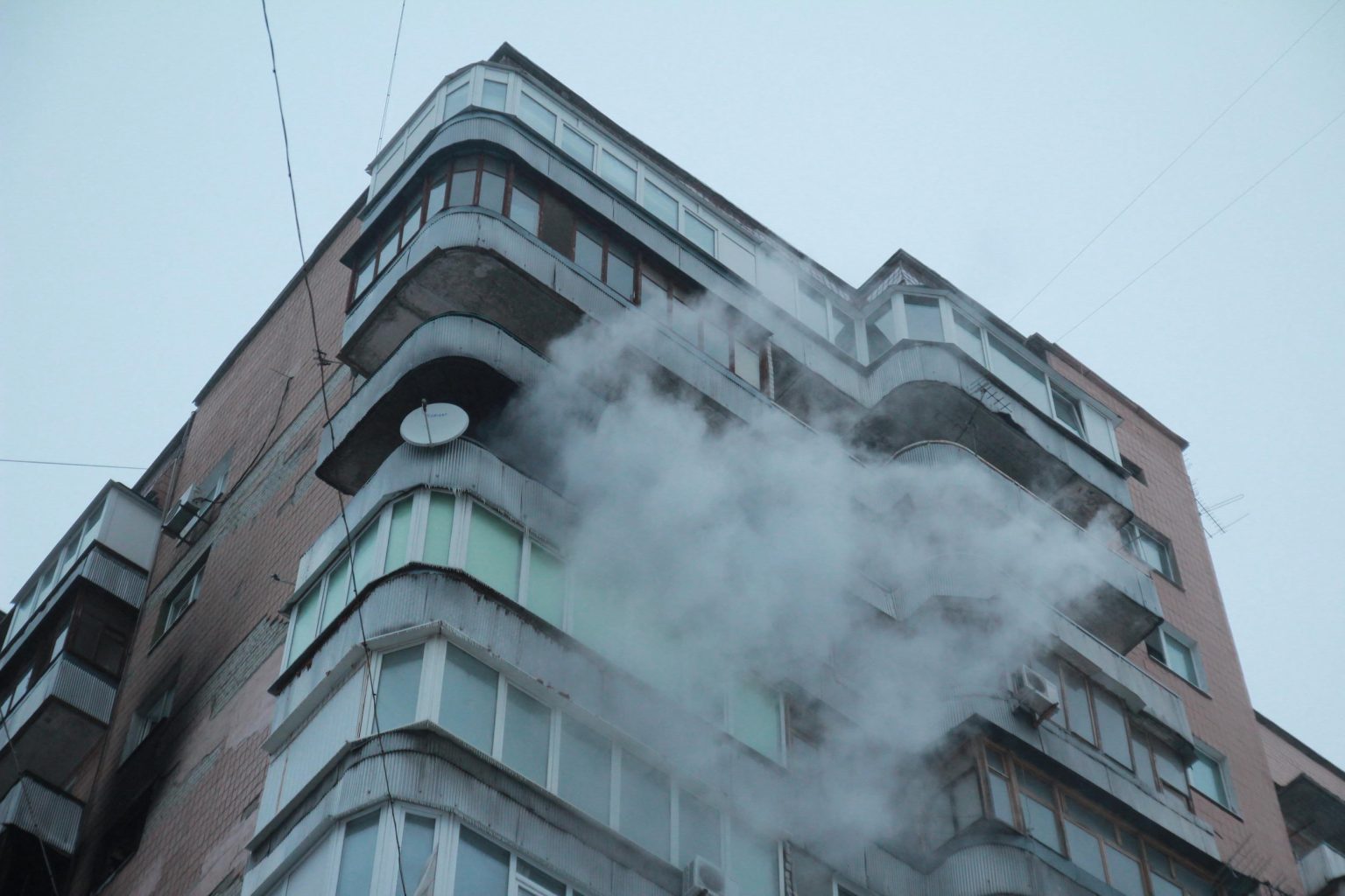 В Харькове во время пожара в 14-этажке нашли мертвого мужчину (видео, фоторепортаж)