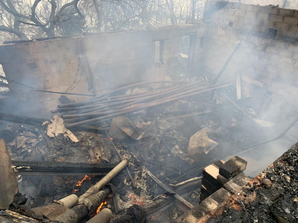 Под Харьковом всю ночь ликвидировали пожар в частном доме (фото) | Под  Харьковом всю ночь ликвидировали пожар в частном доме