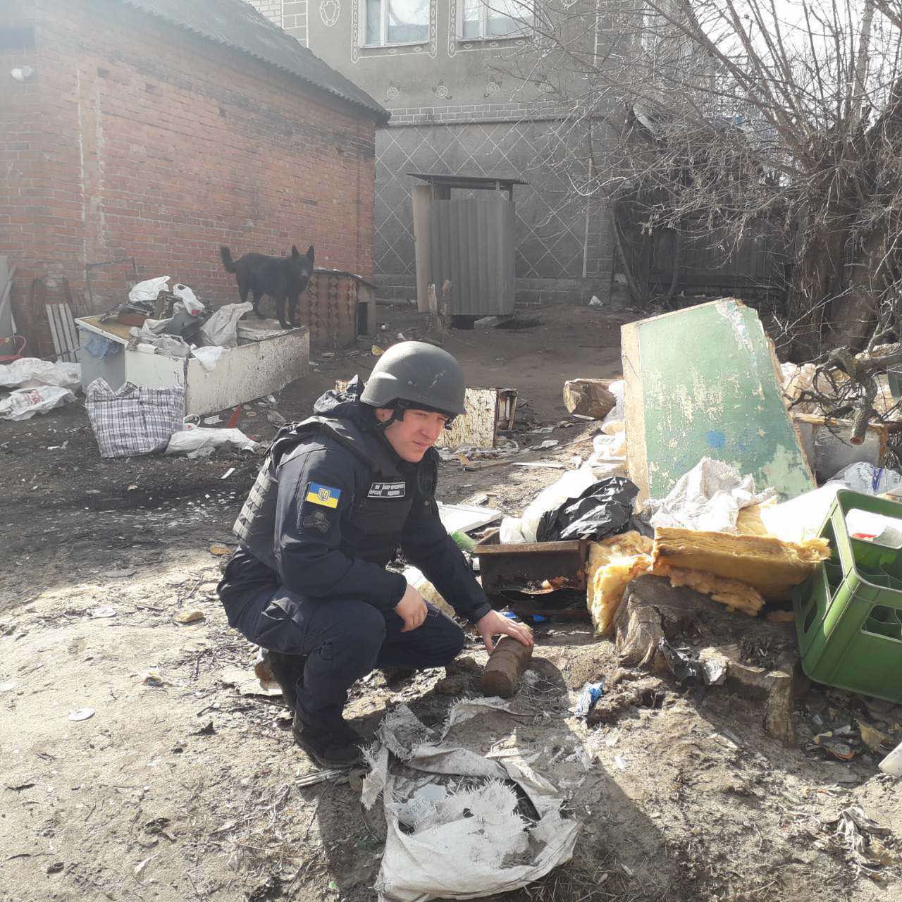 В Харькове во дворе жилого дома обнаружили снаряд (фото)