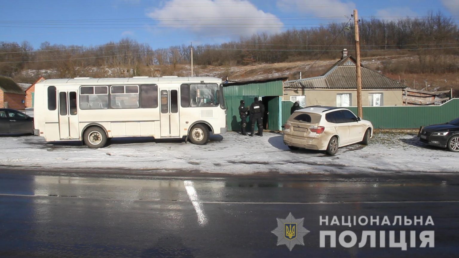 На Харьковщине наркоманов, пьяниц и бомжей заставляли незаконно рубить лес (фото)