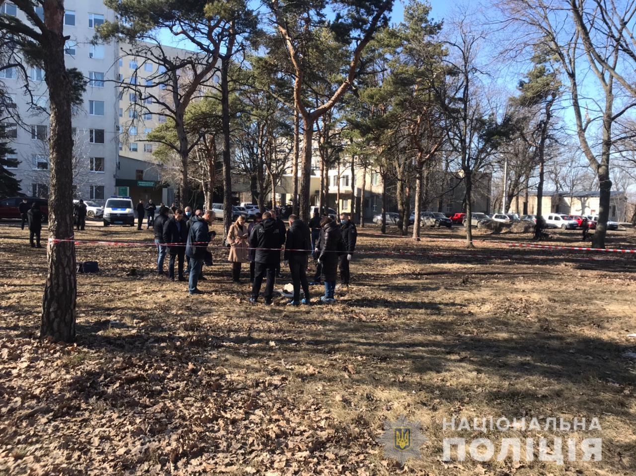 В парке Харькова недалеко от городской больницы нашли мертвого младенца (фото)