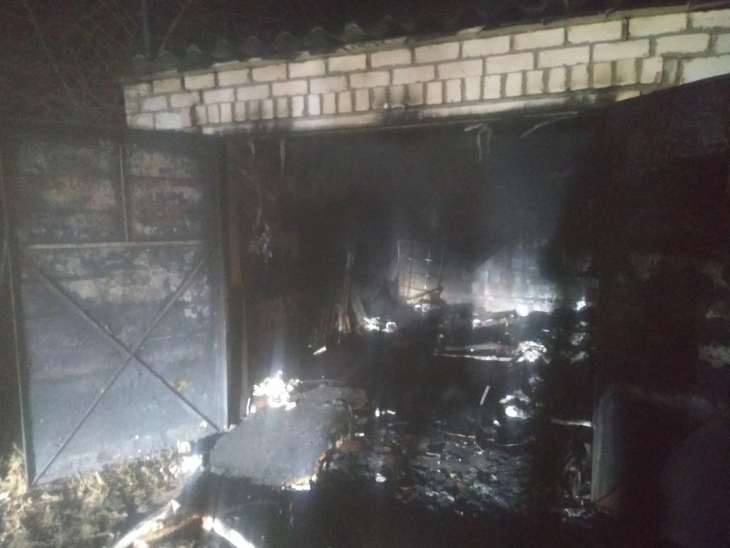 На Харьковщине сгорели гараж и автомобиль