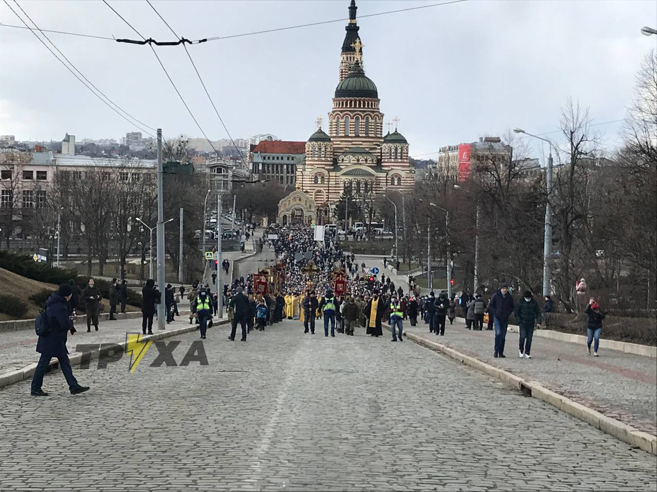 В разгар эпидемии в крестном ходе в Харькове поучаствовали 3000 человек