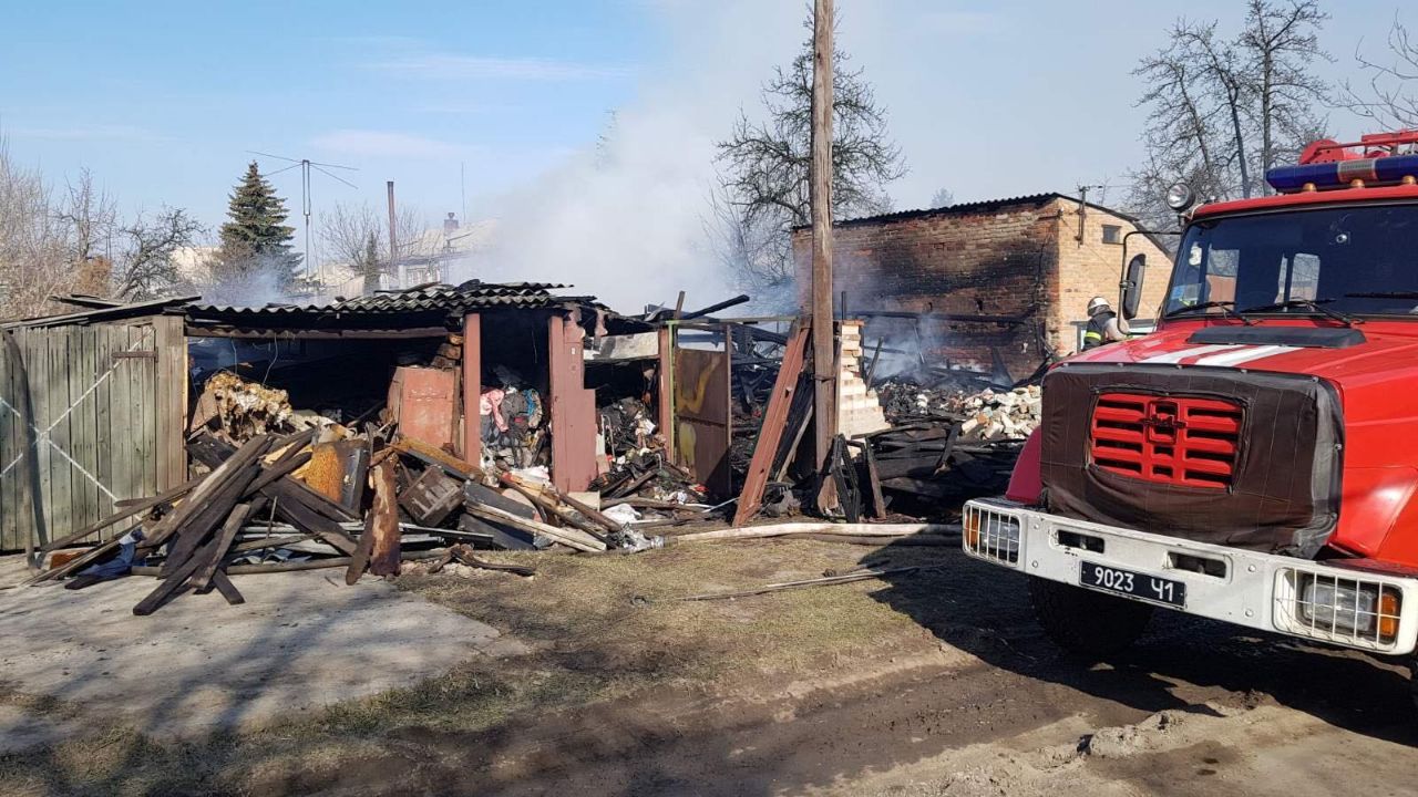 В Харькове семь часов тушили гараж во дворе частного дома (фото)