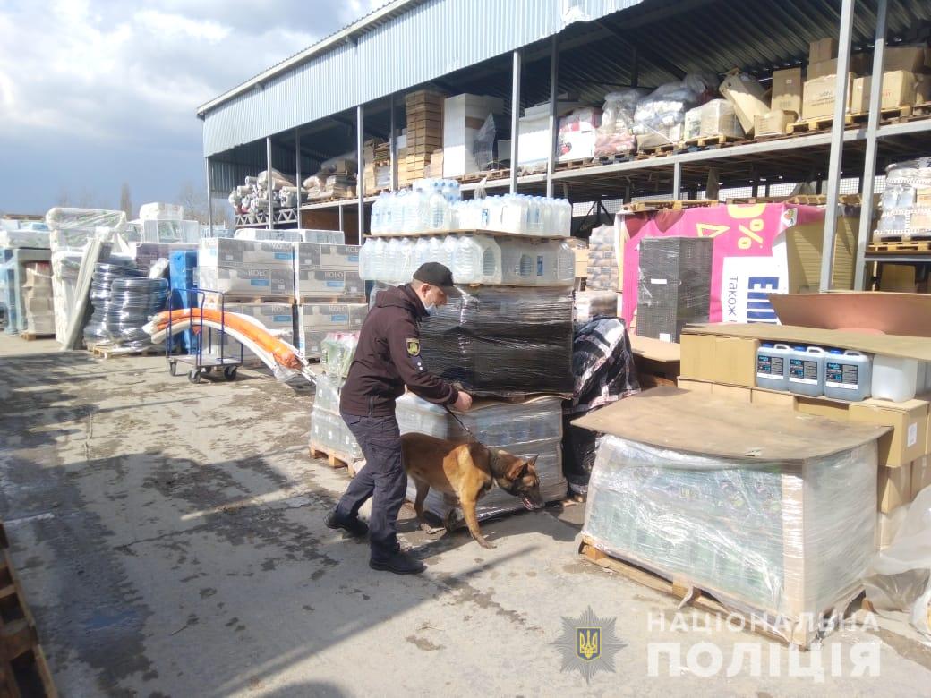 В центре Харькова из-за «минирования» трех ТРЦ эвакуировали 2480 человек (фото)