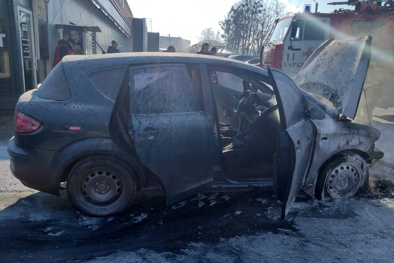 В Харькове во время движения загорелся автомобиль (фото)