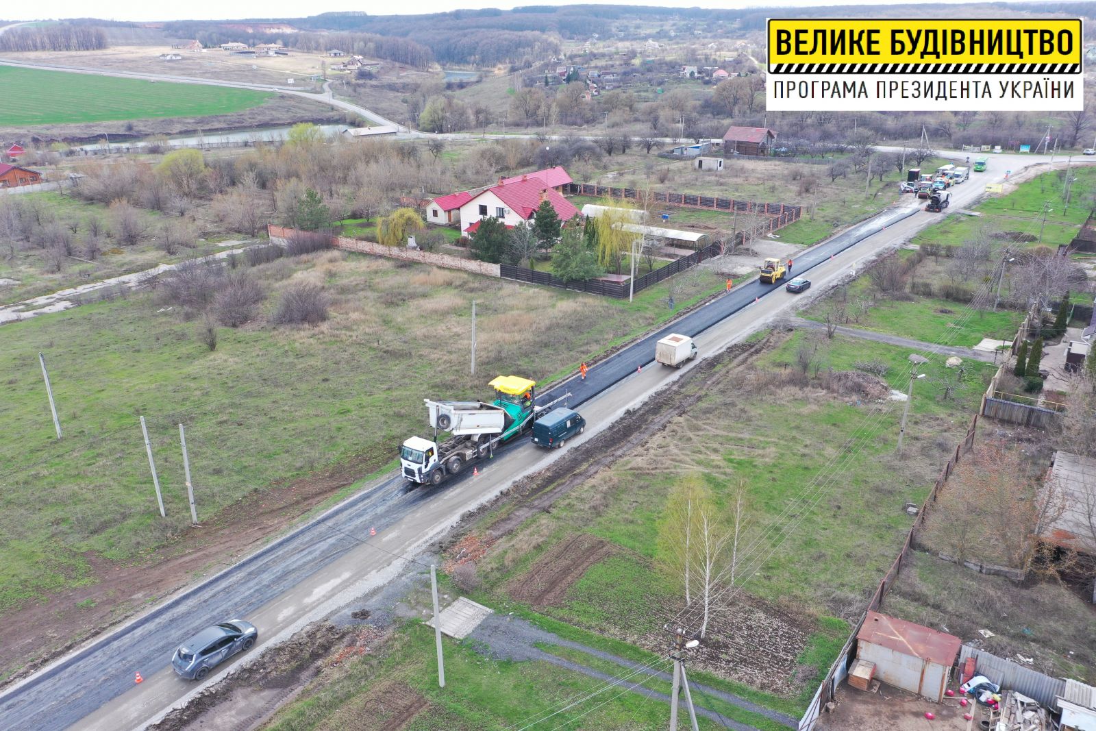 На подъезде к поселку Березовка укладывают выравнивающий слой асфальта  (фото)