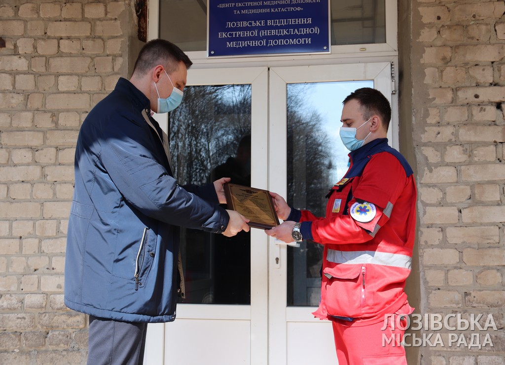 Вытащили из выгребной ямы: в Харьковской области наградили спасителей младенца (фото)