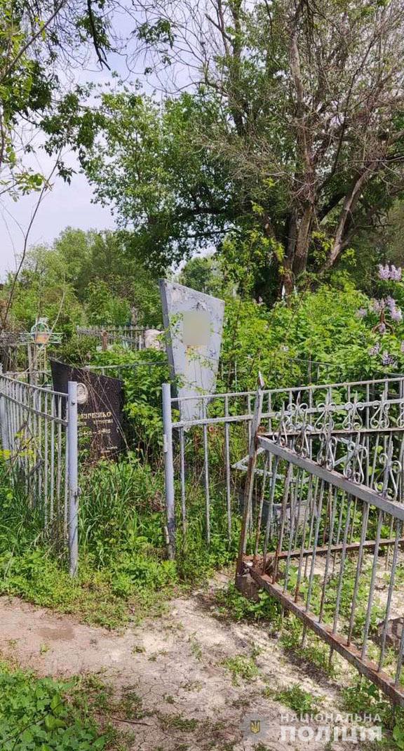 В Харьковской области задержали гражданина, который воровал заборы с кладбищ (фото)