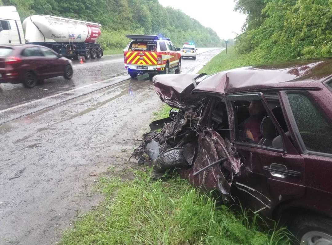 ДТП на Окружной: спасатели вырезали тело водителя из авто (фото)