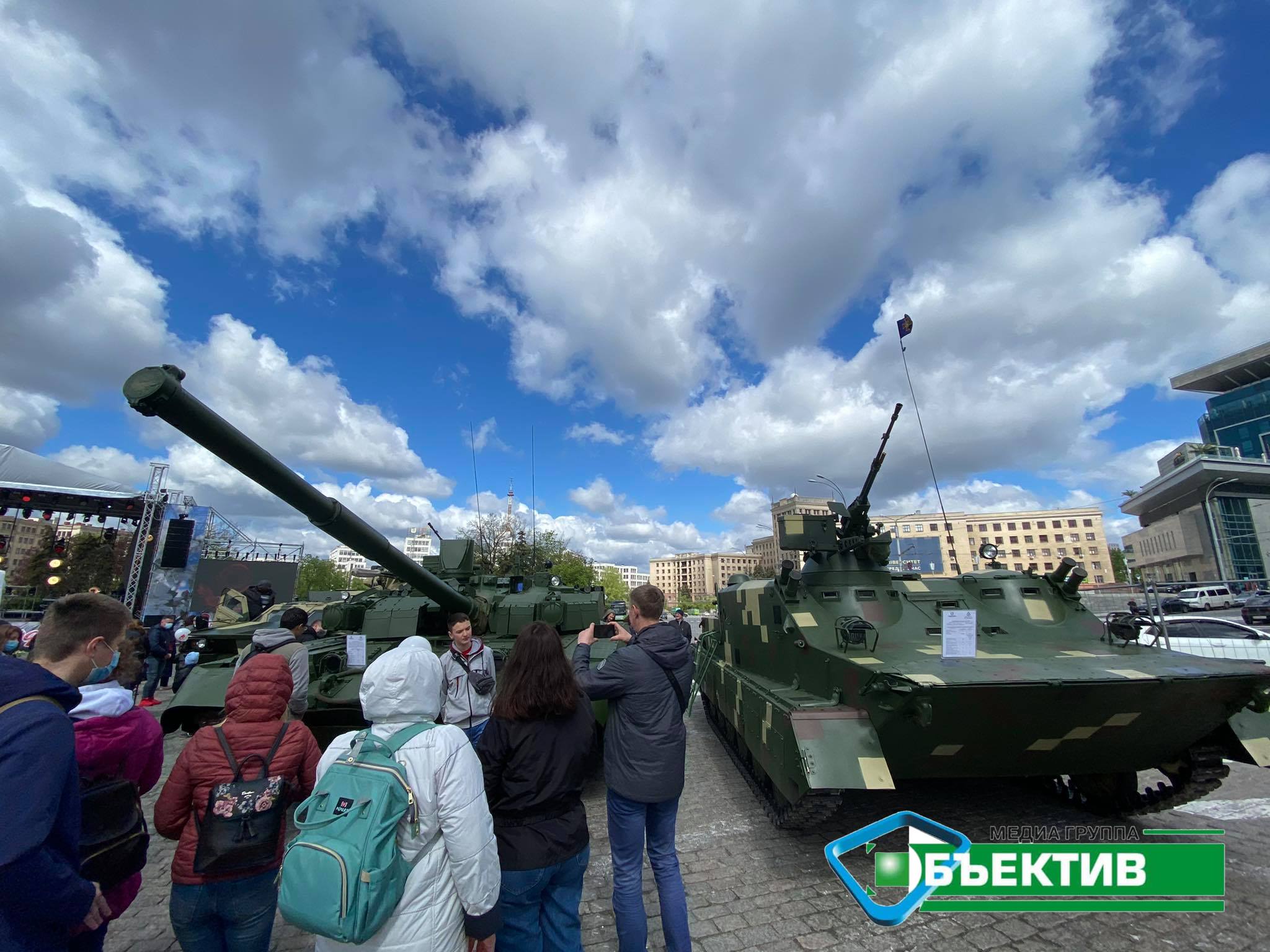 В Харькове на главной площади поют «День Победы» и ездит ретро-техника  (фото, видео)