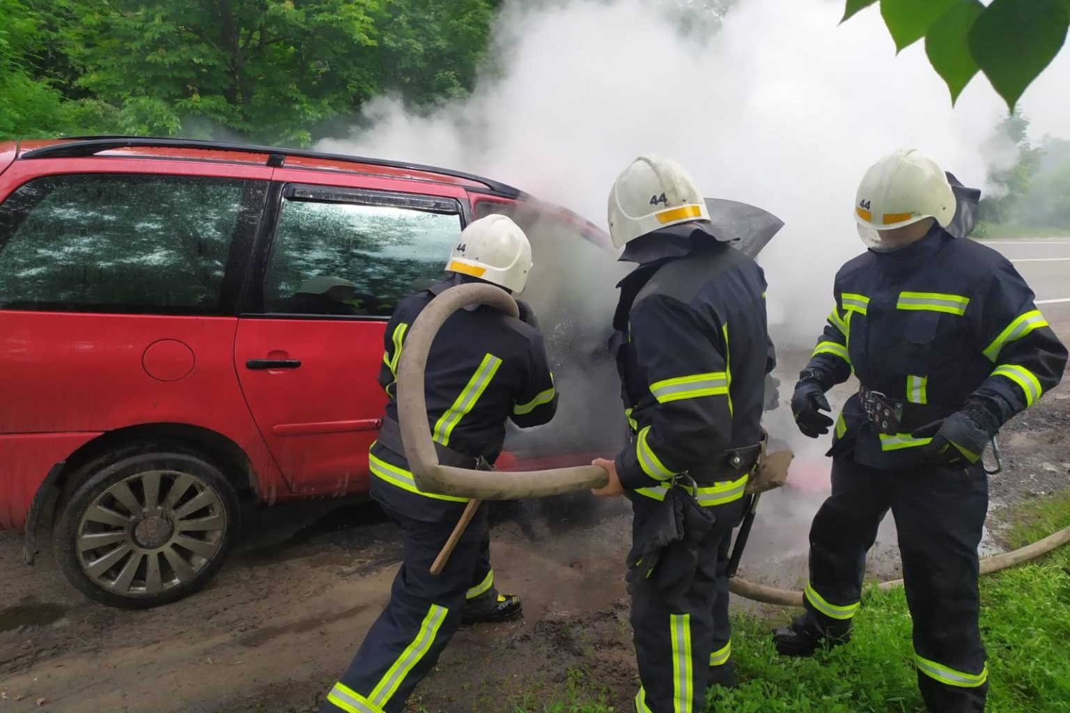 На Харьковщине во время движения загорелся автомобиль (фото)