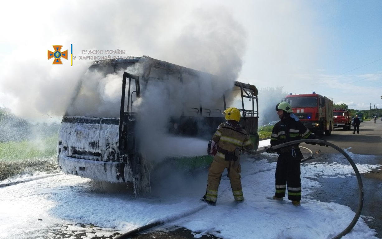 В Харькове в движении загорелся маршрутный автобус с пассажирами (видео, фото)