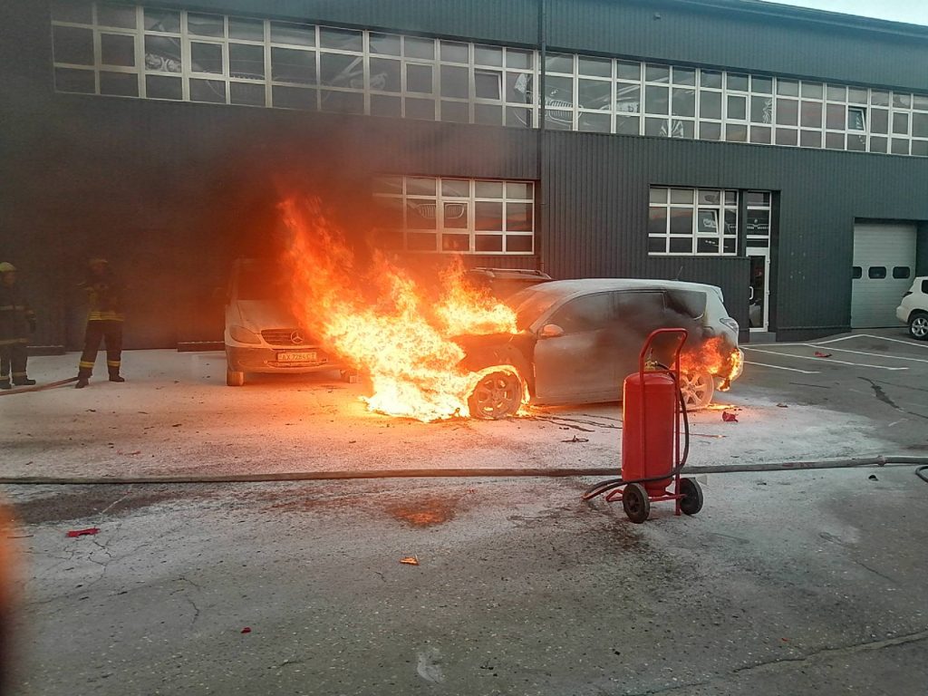 Харьковские спасатели боролись с огнем: в Основянском районе горел внедорожник Toyota