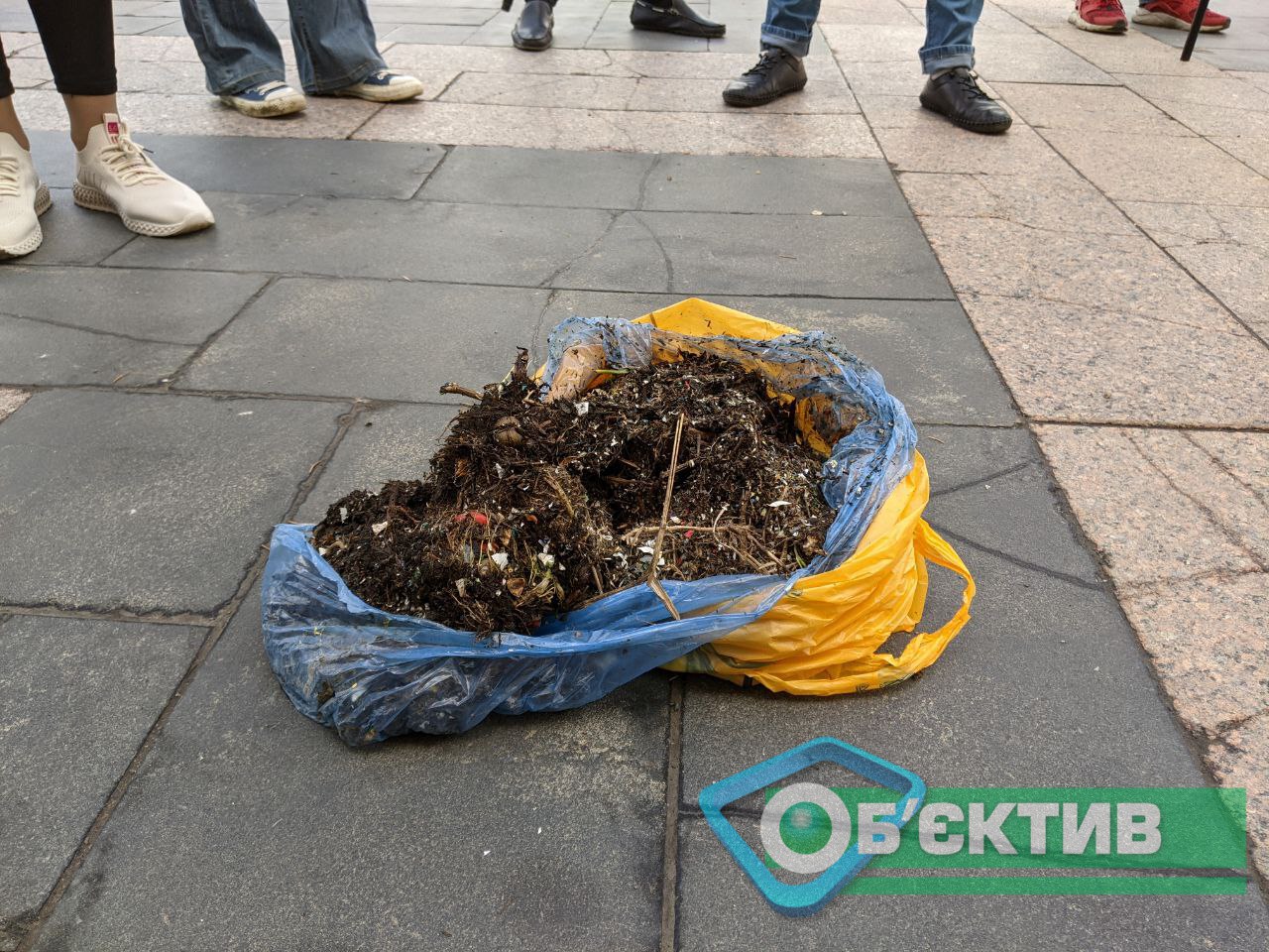 К Харьковской ОГА принесли отходы из речки Уды в сине-желтых пакетах (фото)