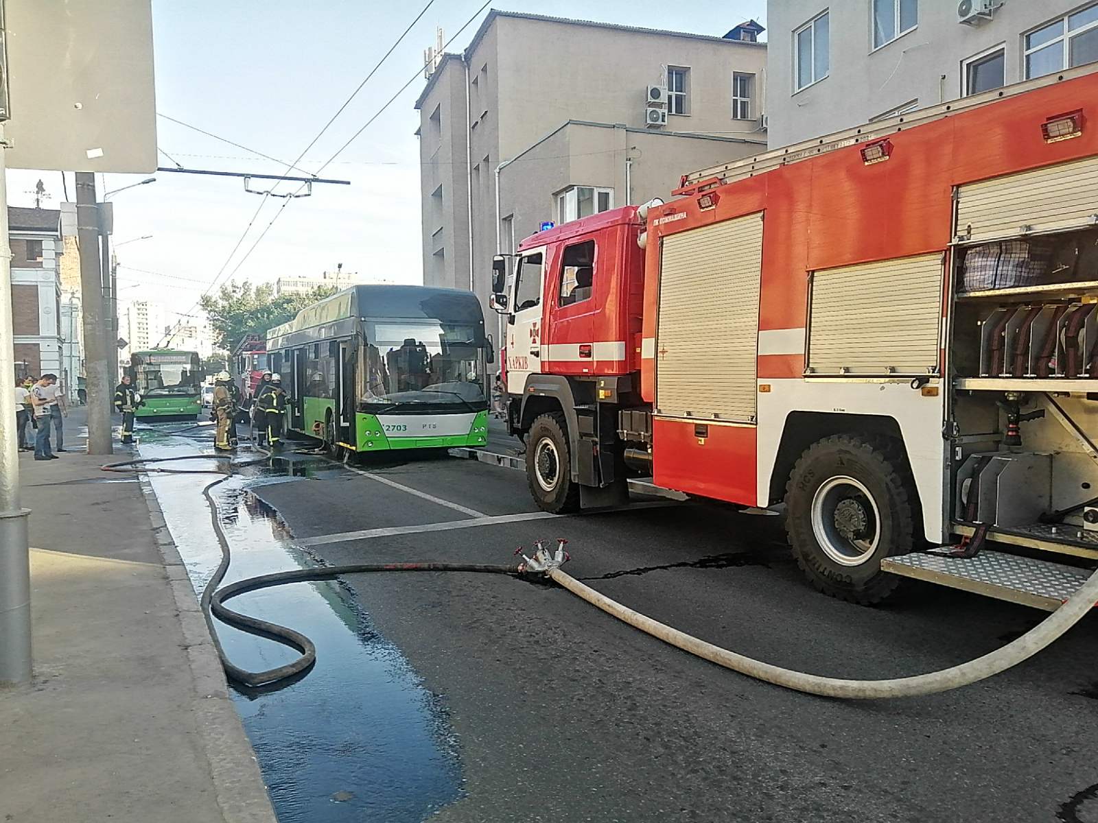 В Харькове у троллейбуса на ходу загорелась аккумуляторная батарея (фото) |  Троллейбус ехал по маршруту №49, пожар ликвидировали быстро, пассажиры не  пострадали