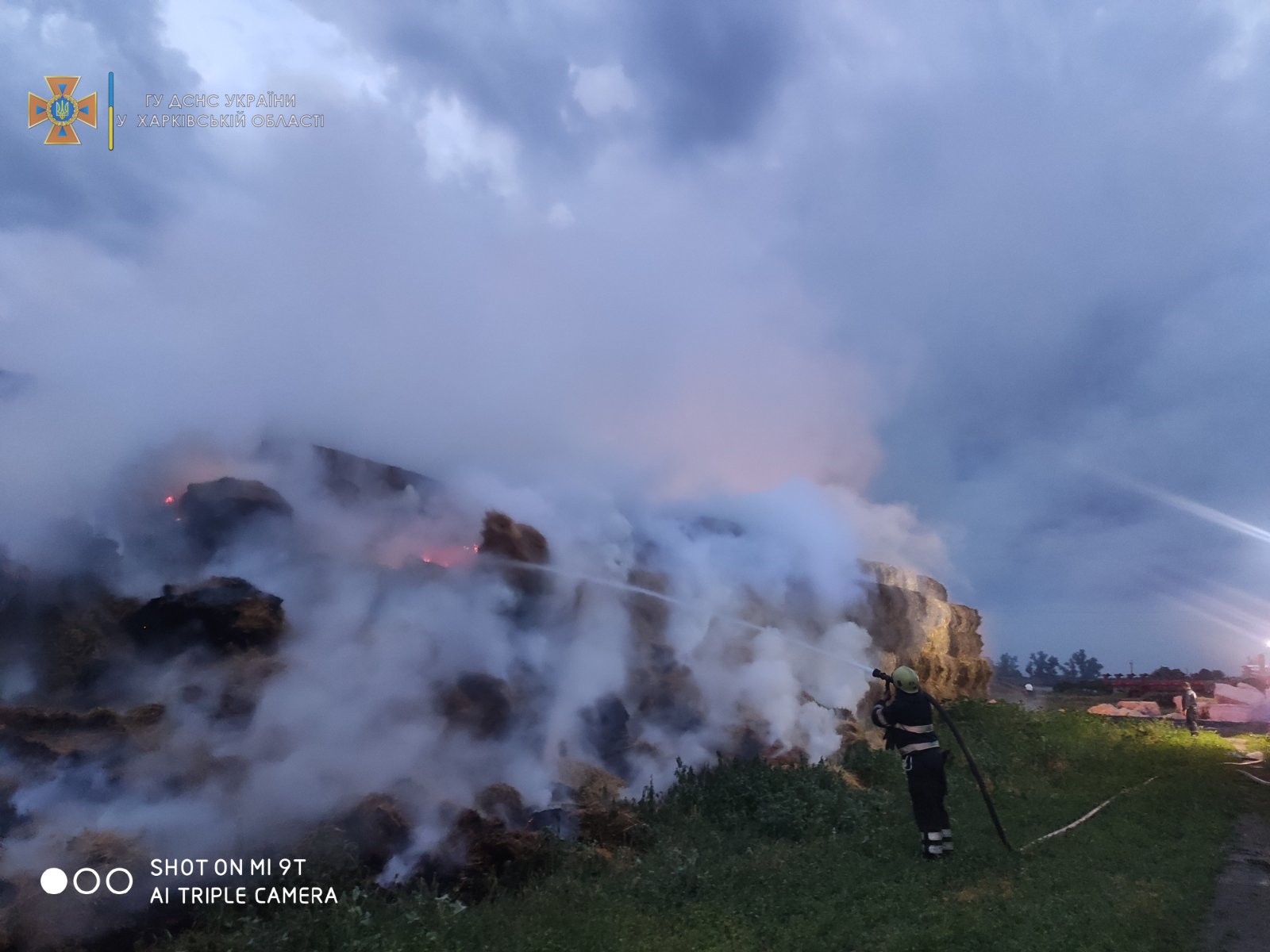 На Харьковщине горела солома в тюках - фото 2