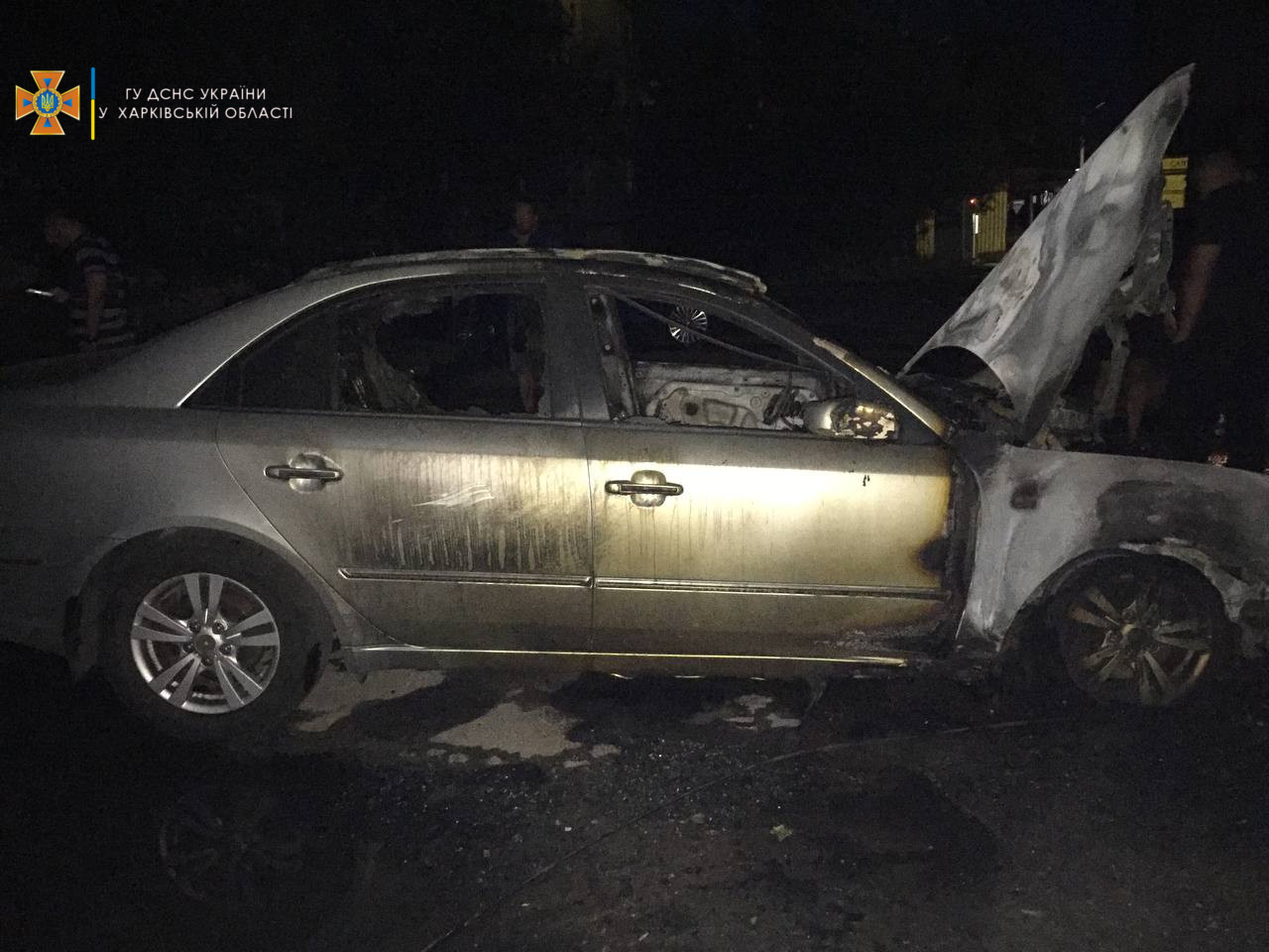 Во дворе дома на проспекте Победы горели два автомобиля (фото)