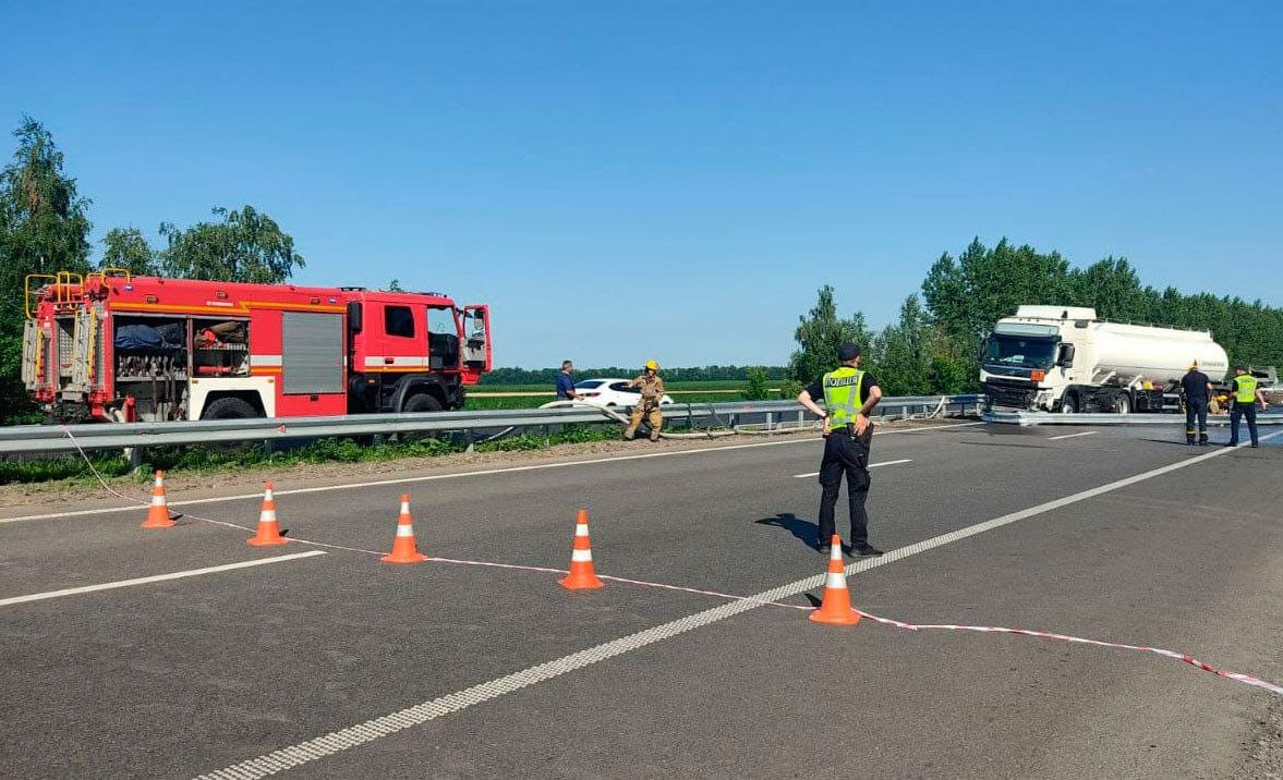 Бензовоз влетел в отбойник: на трассе Киев — Харьков образовался затор