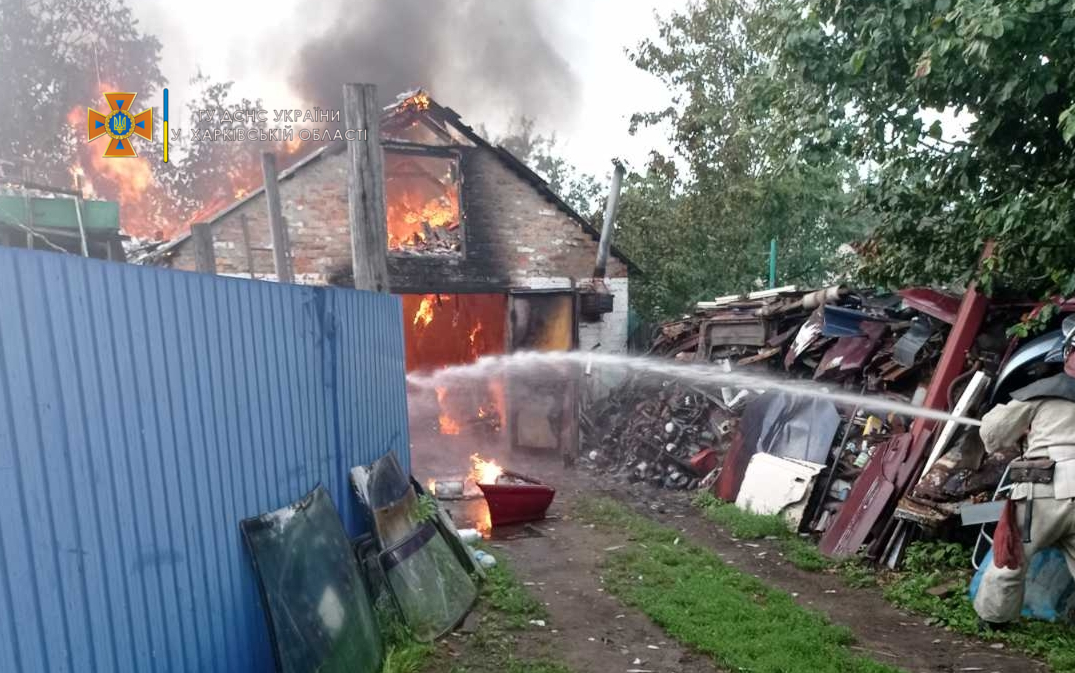 Под Харьковом во время сварочных работ загорелся гараж. Сгорел Mercedes (фото)