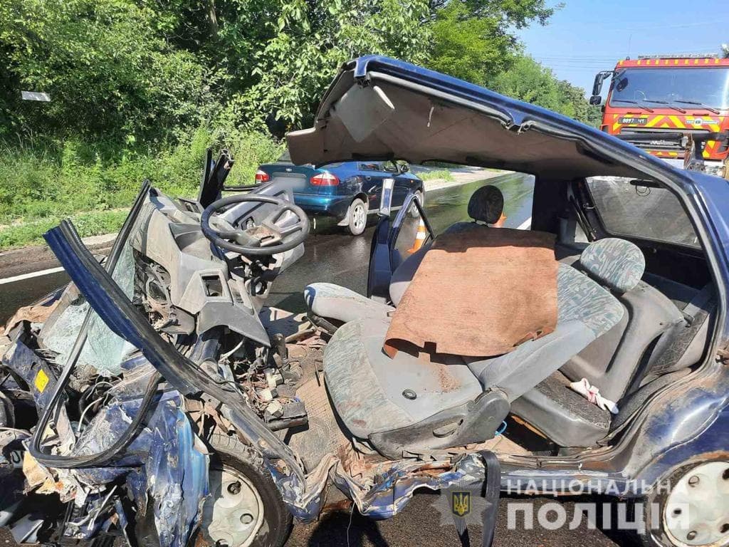 На месте лобового столкновения Таврии и Volkswagen в Харьковской области работает полиция (фото)